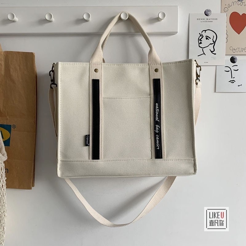 Vintage-Inspired Canvas Crossbody Bag for a Timeless Look