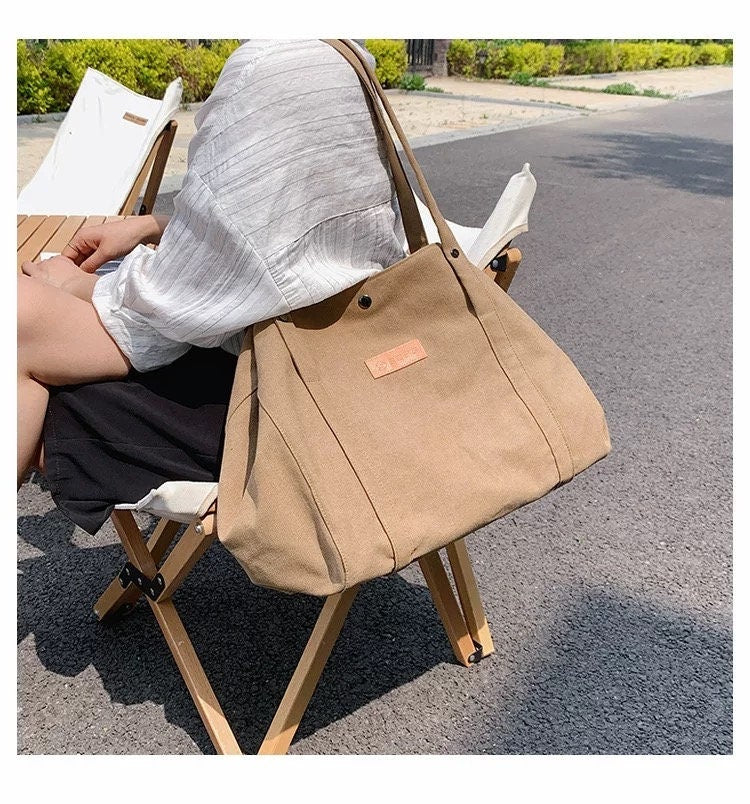 Stay Organized and Fashionable with Our Multi-Compartment Canvas Shoulder Bag