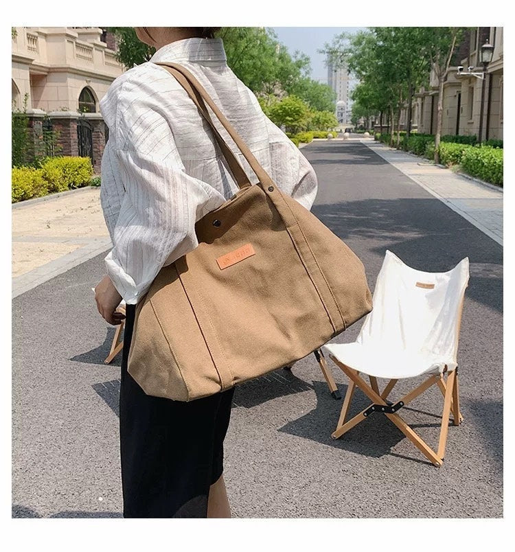 Stay Organized and Fashionable with Our Multi-Compartment Canvas Shoulder Bag