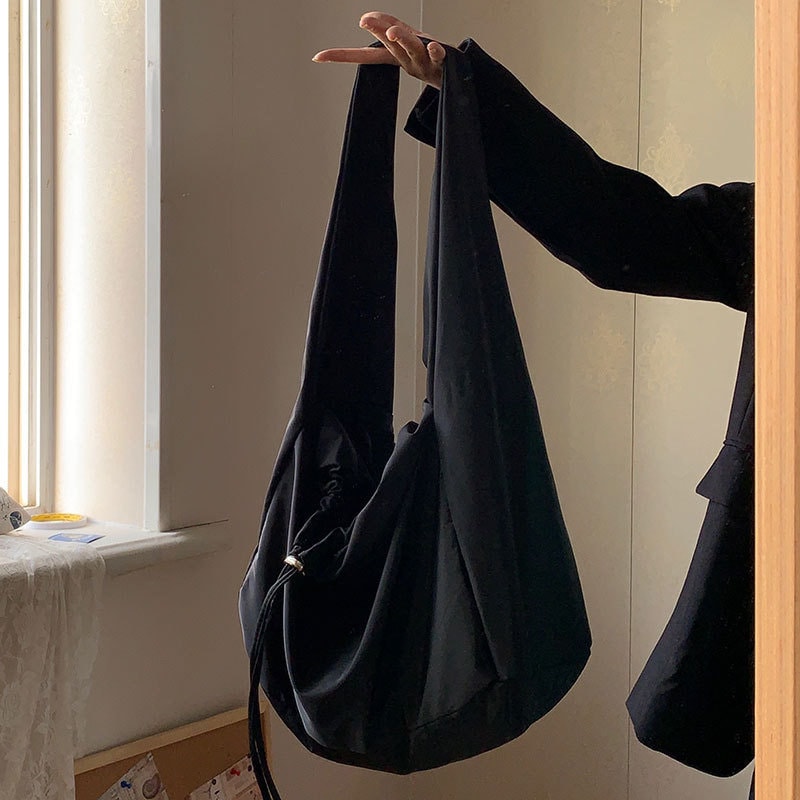 Minimalist and Functional Nylon Shoulder Bag for Commuting
