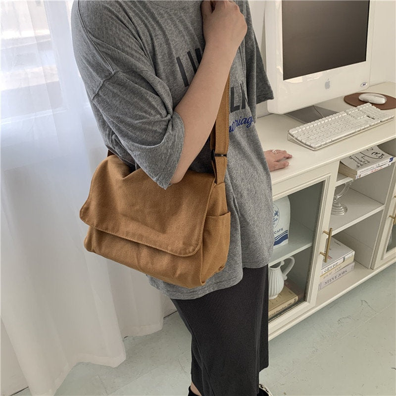 Style Meets Functionality: Canvas Bag with Adjustable Strap